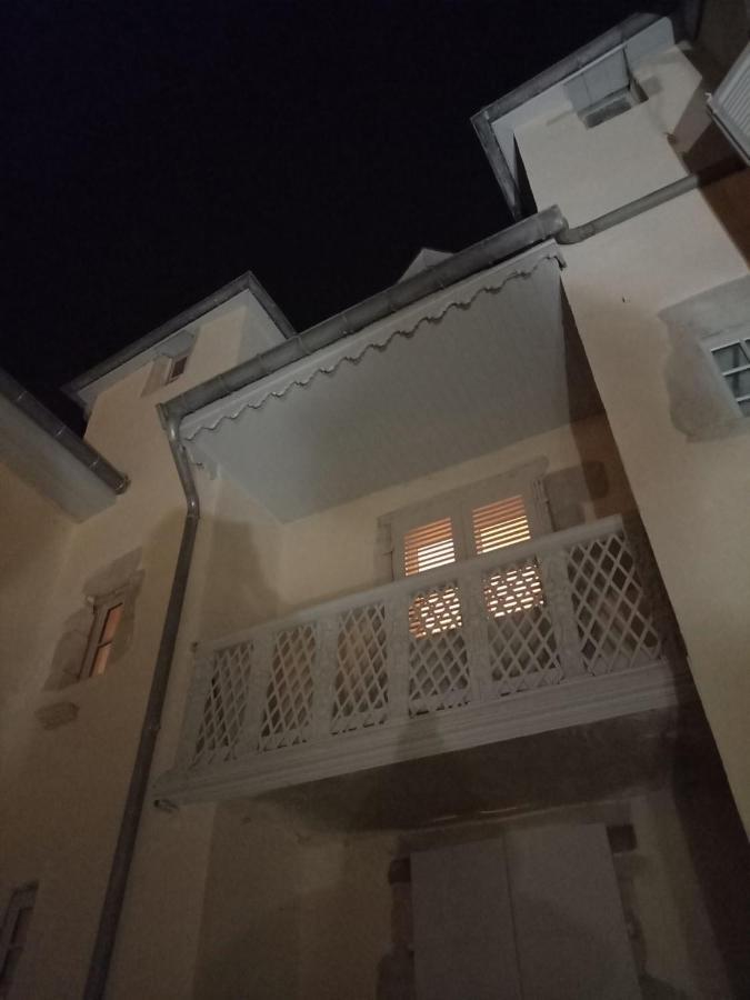 Les Meubles Du Colombier Lägenhet Lons-le-Saunier Exteriör bild